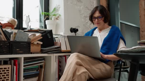 Adorável Mulher Madura Designer Óculos Trabalhando Laptop Espaço Working — Vídeo de Stock