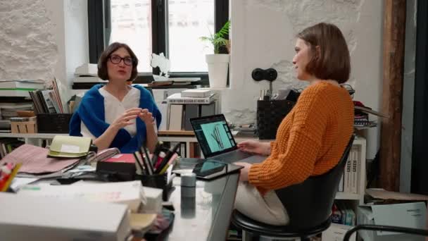 Ψυχική Νεαρή Σχεδιάστρια Γυναίκα Συζητά Έργο Της Εργασίας Την Ώριμη — Αρχείο Βίντεο