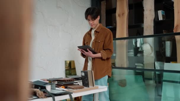 Serious Brünett Asiatisch Mann Designer Texting Auf Digital Tablet Working — Stockvideo