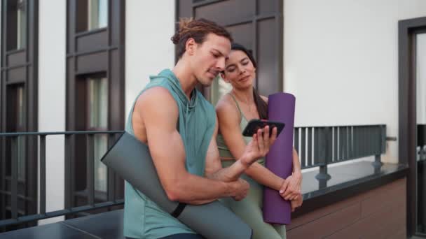 Happy Couple Sportsmen Talk Watch Video Cell Phone Yoga Practice — ストック動画