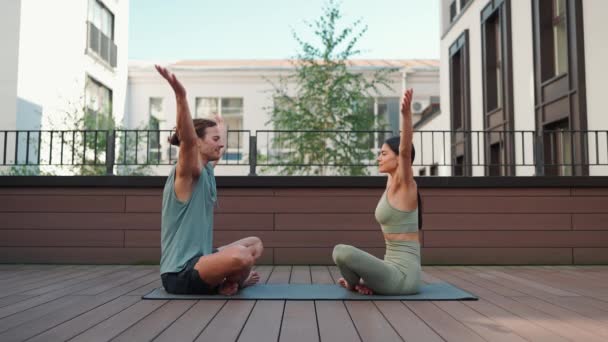 Handsome Couple Sportsmen Meditating Yoga Mat Hotel Balcony — Αρχείο Βίντεο