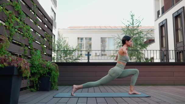 Side View Concentrated Brunette Woman Doing Yoga Exercises Yoga Mat — Vídeos de Stock