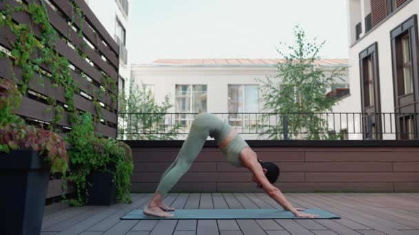 Pretty Brunette Woman Doing Yoga Exercises Yoga Mat Hotel Balcony — Stock video