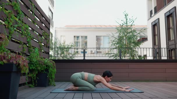 Side View Lovely Brunette Woman Doing Stretching Yoga Exercises Yoga — Vídeos de Stock