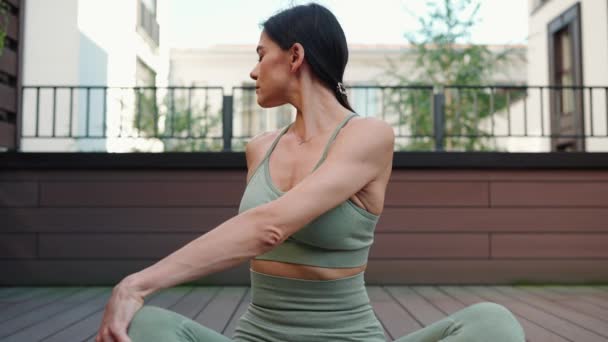 Focused Brunette Woman Meditating Yoga Mat Closed Eyes Hotel Balcony — Vídeo de stock