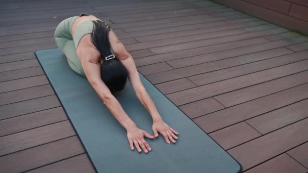 Brunette Female Athlete Doing Yoga Exercises Stretching Back Yoga Mat — ストック動画
