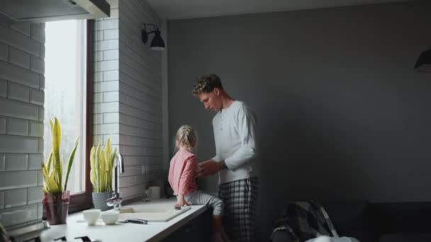Sério Pai Mostra Diferentes Suportes Copo Para Sua Filha Cozinha — Vídeo de Stock