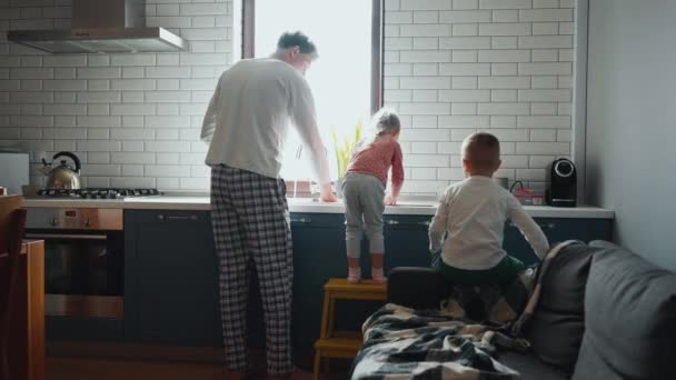 Babası Bulaşık Yıkarken Kızı Bardak Altlığı Topluyor Oğlu Onları Mutfakta — Stok video