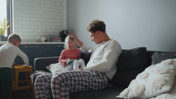 Mladá Blondýnka Dcera Čtení Knihy Pro Otce Bratra Pohovce Doma — Stock video