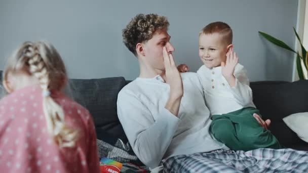 Wesoły Kręcone Włosy Ojciec Trzyma Syna Ramionach Rozmawia Nim Pozwala — Wideo stockowe