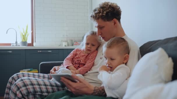 Koncentrerad Lockigt Hår Blond Far Håller Dotter Och Son Sina — Stockvideo