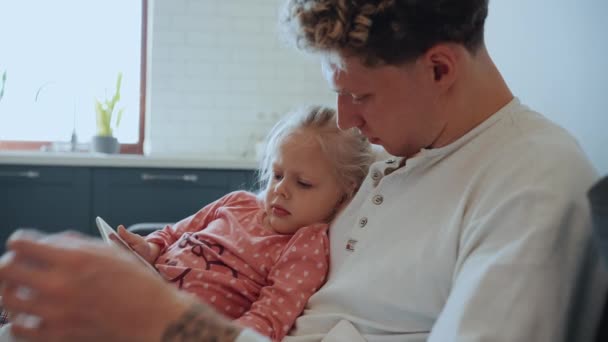 Pewny Siebie Kręcone Włosy Blond Ojciec Trzymając Córkę Podczas Oglądania — Wideo stockowe