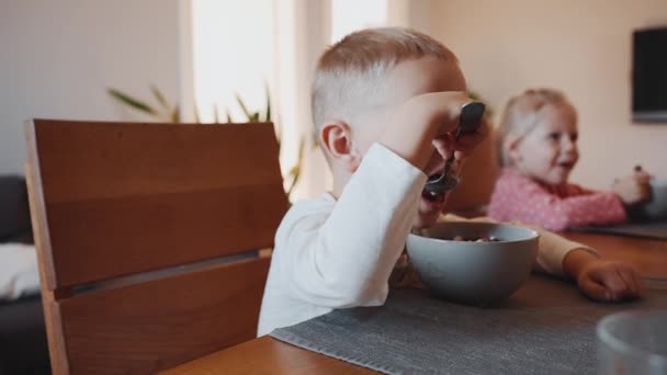 Красивый Маленький Мальчик Сестра Завтракают Дома Кухне — стоковое видео