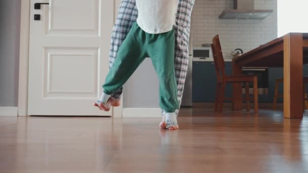 息子は自宅で父親の足を歩く — ストック動画