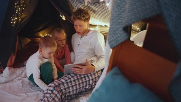 Allvarligt Lockigt Hår Blond Far Tittar Tecknad Film Tablett Med — Stockvideo