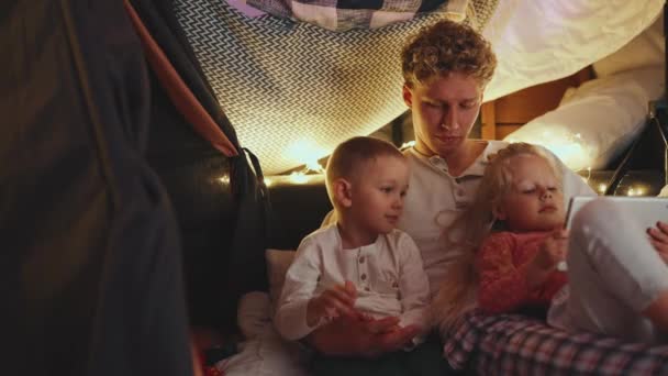 Ung Avslappnad Lockigt Hår Blond Far Tittar Tecknad Film Tablett — Stockvideo