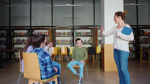 Lächelnde Lehrerin Spricht Mit Kindern Die Der Schule Kreis Auf — Stockvideo