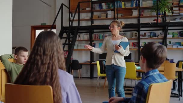 Profesora Positiva Habla Con Niños Sentados Círculo Sillas Clase Escuela — Vídeo de stock