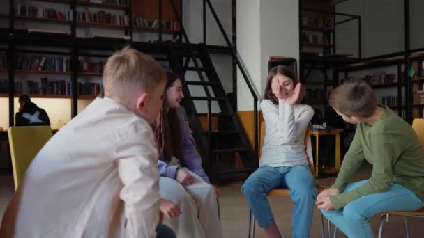 Забавні Діти Грають Жест Сидячи Колі Стільцях Бібліотеці Школі — стокове відео