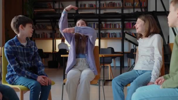Lachende Kinder Beim Gestenspiel Während Sie Kreis Auf Stühlen Der — Stockvideo