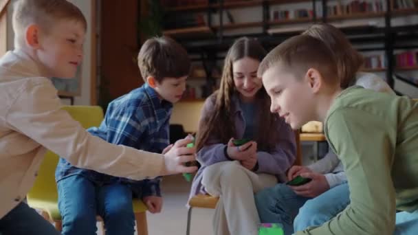 Positiva Barn Spelar Spel Och Tittar Kort Medan Sitter Cirkel — Stockvideo