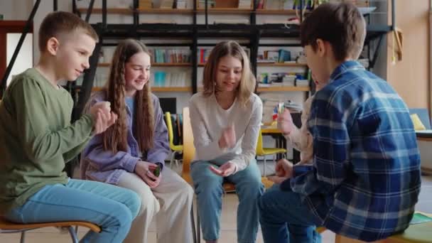 Crianças Felizes Jogar Tesoura Papel Rocha Sala Aula Enquanto Sentado — Vídeo de Stock
