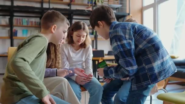 Pozitív Gyerekek Játék Krokodil Kártyák Osztályban Miközben Körben Székek — Stock videók