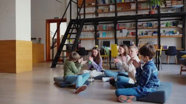 Crianças Engraçadas Batendo Palmas Jogando Jogo Crocodilo Com Cartões Classe — Vídeo de Stock