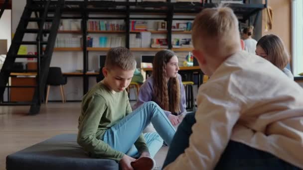Poważne Dzieci Rozmawiają Klasie Siedząc Kółku Bibliotece — Wideo stockowe