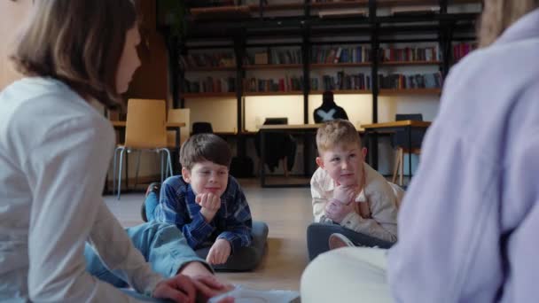 Pozitivní Děti Mluví Třídě Zatímco Sedí Kruhu Knihovně — Stock video