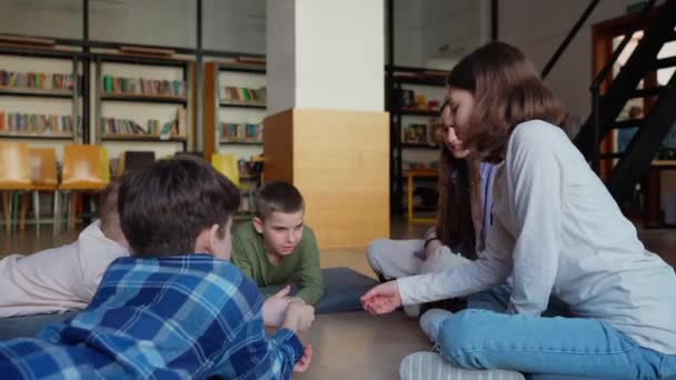Oldalnézet Szép Gyerekek Játék Beszél Osztályban Miközben Körbe Könyvtárban — Stock videók