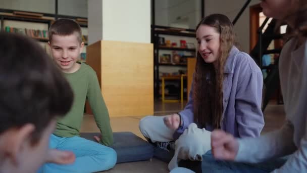 Pozytywne Dzieci Grają Nożyczki Papieru Kamiennego Klasie Siedząc Kółku Bibliotece — Wideo stockowe
