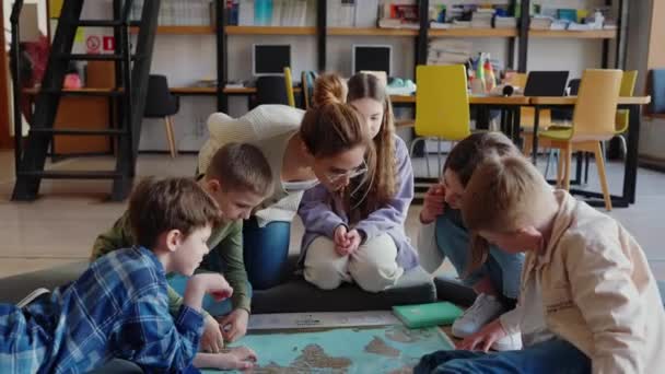 Crianças Felizes Seu Professor Olham Para Mapa Mundo Sentado Chão — Vídeo de Stock