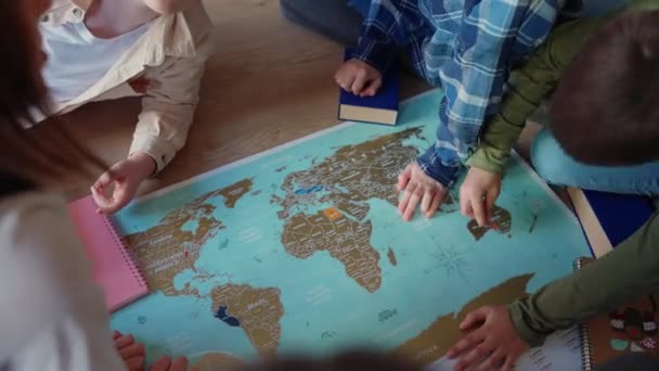 Crianças Marcam Pontos Mapa Mundo Com Moeda Sentada Chão Biblioteca — Vídeo de Stock