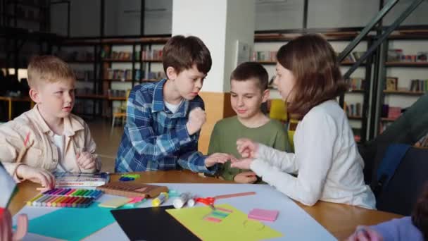 Boldog Gyerekek Papír Ollót Játszanak Rajzasztalnál Könyvtárban — Stock videók