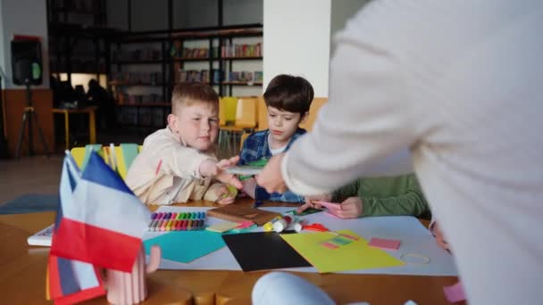 Crianças Confiantes Pegando Cartas Para Jogo Crocodilo Mesa Desenho Biblioteca — Vídeo de Stock