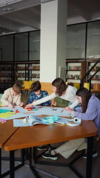 Bambini Concentrati Fanno Figure Plastilina Disegnano Biblioteca — Video Stock