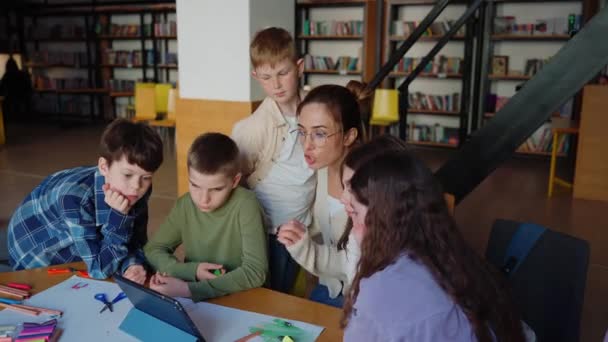 Professor Concentrado Conversando Por Videochamada Com Crianças Mesa Desenho Biblioteca — Vídeo de Stock