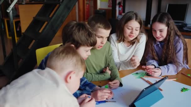 Sorrindo Adolescentes Meninos Meninas Assistindo Vídeo Tablet Mesa Desenho Biblioteca — Vídeo de Stock