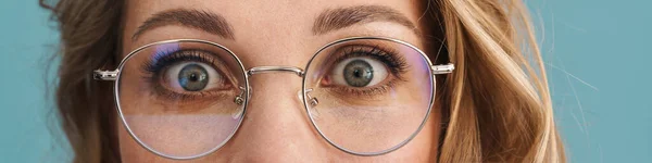 Detailní Záběr Mladé Blondýny Brýlích Drží Knihu Blízkosti Jejího Obličeje — Stock fotografie