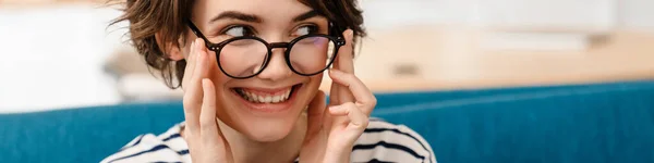 Boldog Gyönyörű Szemüvegben Mosolyog Miközben Otthon Kanapén — Stock Fotó