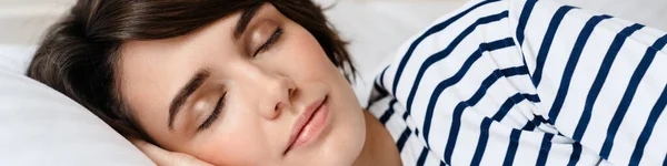 Boldog Gyönyörű Lány Alszik Miközben Otthon Fekszik Ágyban — Stock Fotó