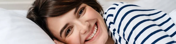 Szczęśliwa Piękna Dziewczyna Uśmiechnięta Podczas Leżenia Łóżku Śnie Domu — Zdjęcie stockowe