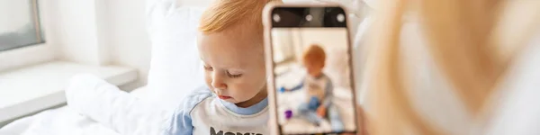 Ibu Mengambil Foto Anak Bayi Pirang Nya Ponsel Rumah — Stok Foto
