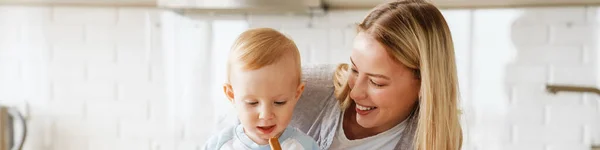 Mulher Bonita Feliz Usando Computador Tablet Enquanto Alimenta Seu Filho — Fotografia de Stock