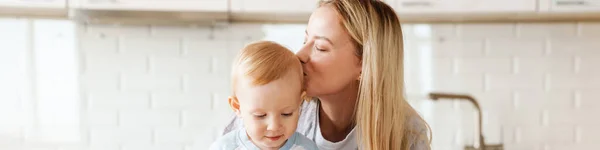 Mulher Bonita Feliz Usando Computador Tablet Enquanto Beija Seu Filho — Fotografia de Stock