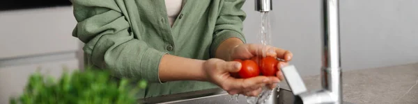 Mulher Bonita Feliz Sorrindo Lavar Tomates Casa Cozinha — Fotografia de Stock