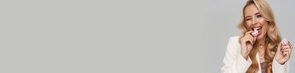 Красивая Счастливая Девушка Пиджаке Подмигивая Время Еды Макароны Изолированы Сером — стоковое фото