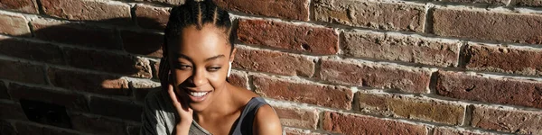 Leende Afrikansk Amerikansk Flicka Hörlurar Arbetar Med Bärbar Dator Hemma — Stockfoto
