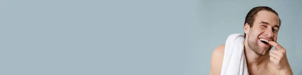 Ευτυχισμένος Μελαχρινός Γενειοφόρος Άνδρας Χωρίς Πουκάμισο Πετσέτα Πάνω Από Μπλε — Φωτογραφία Αρχείου